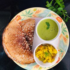 A picture of Dosa with Masala and Chutney.