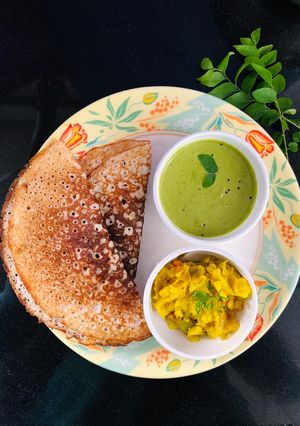 A picture of Dosa with Masala and Chutney.