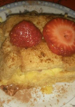 Una foto de Arrollado de Vainillas, relleno de postre de vainilla y frutilla
