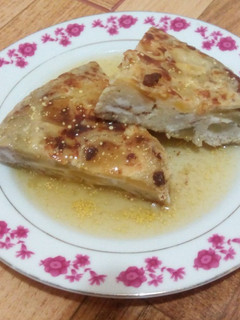 Una foto de Tortilla de manzana en salsa de miel