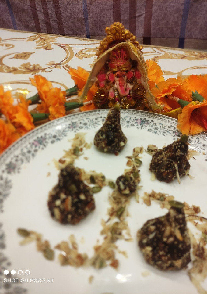 A picture of Dates modak.