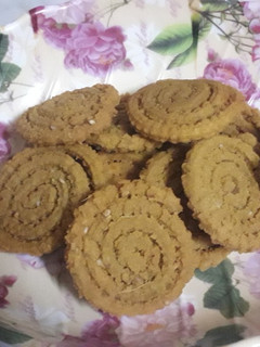 ઘઉં ના લોટ ની ચકરી (Wheat Flour Chakri Recipe In Gujarati) રેસીપી મુખ્ય ફોટો