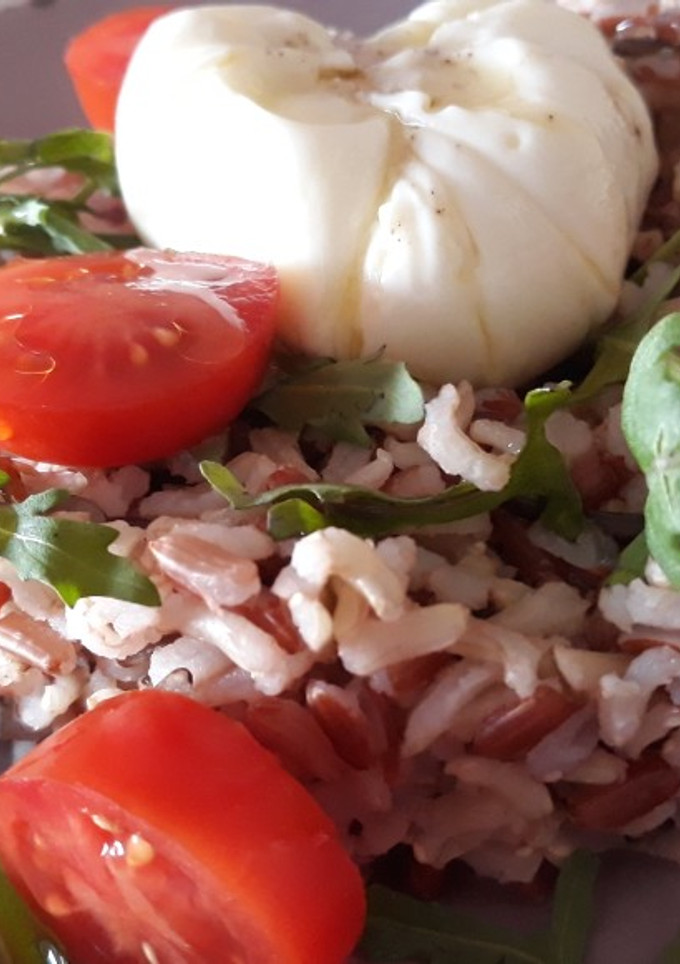 Una foto de Nido de arroz salvaje con huevo poche