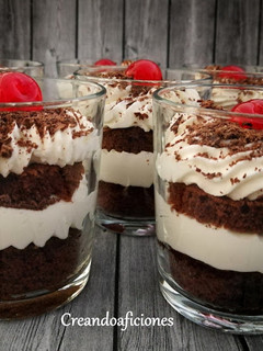 Una foto de Tarta selva negra en vasos