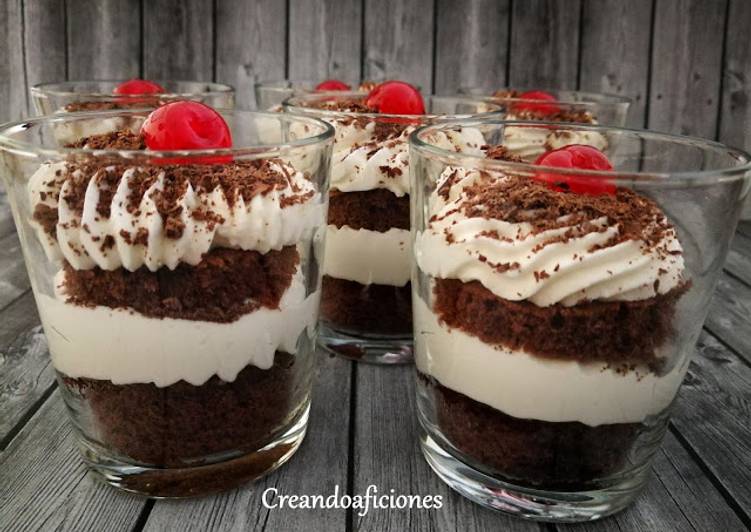 Tarta selva negra en vasos