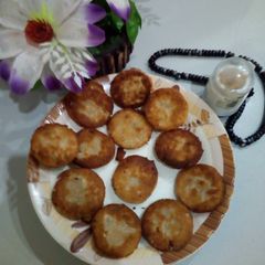 A picture of Khasta meethi tikiya.