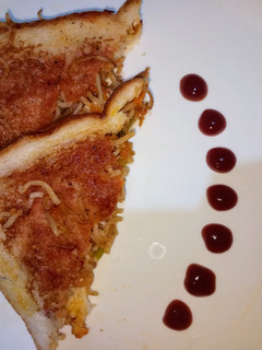 A picture of Noodles sandwich.