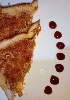 A picture of Noodles sandwich.