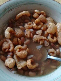 Una foto de Frijoles bayos caldosos simples con chicharrón cascarita.ॐ