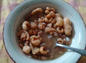 Una foto de Frijoles bayos caldosos simples con chicharrón cascarita.ॐ
