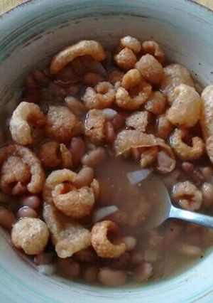 Una foto de Frijoles bayos caldosos simples con chicharrón cascarita.ॐ