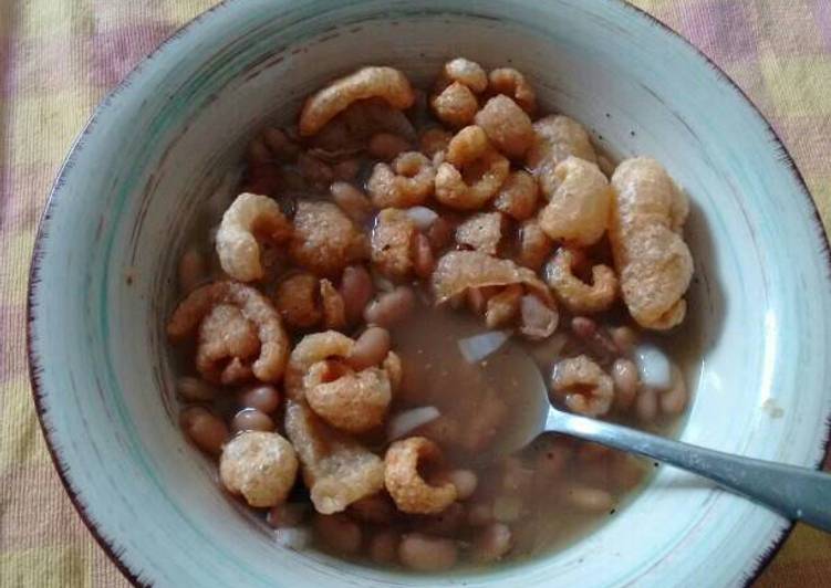 Frijoles bayos caldosos simples con chicharrón cascarita.ॐ