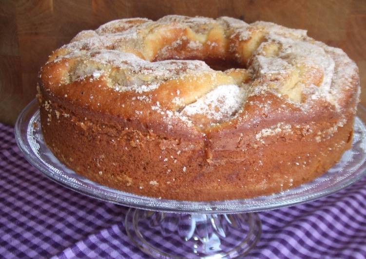 Bizcocho de manzanas con nata y cobertura de canela
