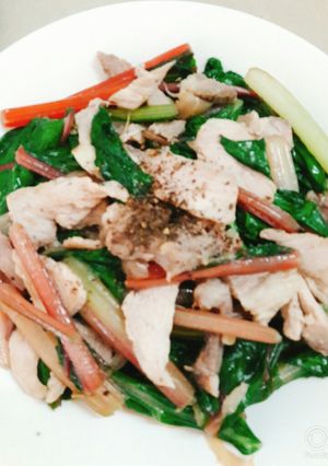 Hình của món Cải cầu vồng xào thịt.