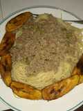 Pasta con carne molida y tajadas