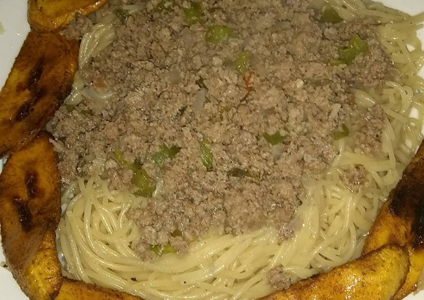 Pasta con carne molida y tajadas