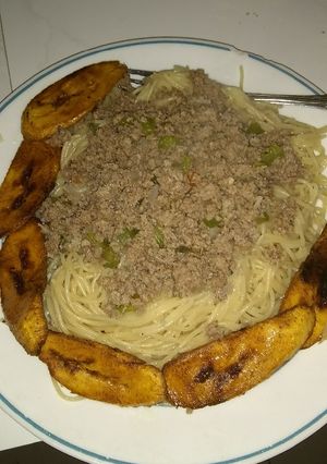 Una foto de Pasta con carne molida y tajadas