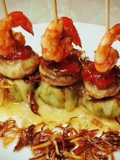 Una foto de Pincho de corazones de alcachofa, champiñones y gambas