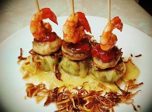 Foto principal de Pincho de corazones de alcachofa, champiñones y gambas