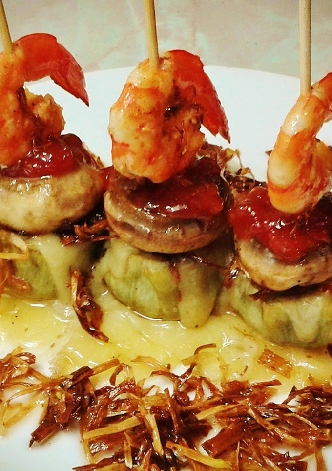 Una foto de Pincho de corazones de alcachofa, champiñones y gambas