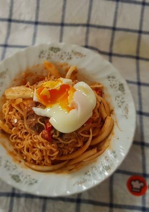รูปของ ยำบะหมี่ปลากระป๋องไข่ลวกยางมะตูม
