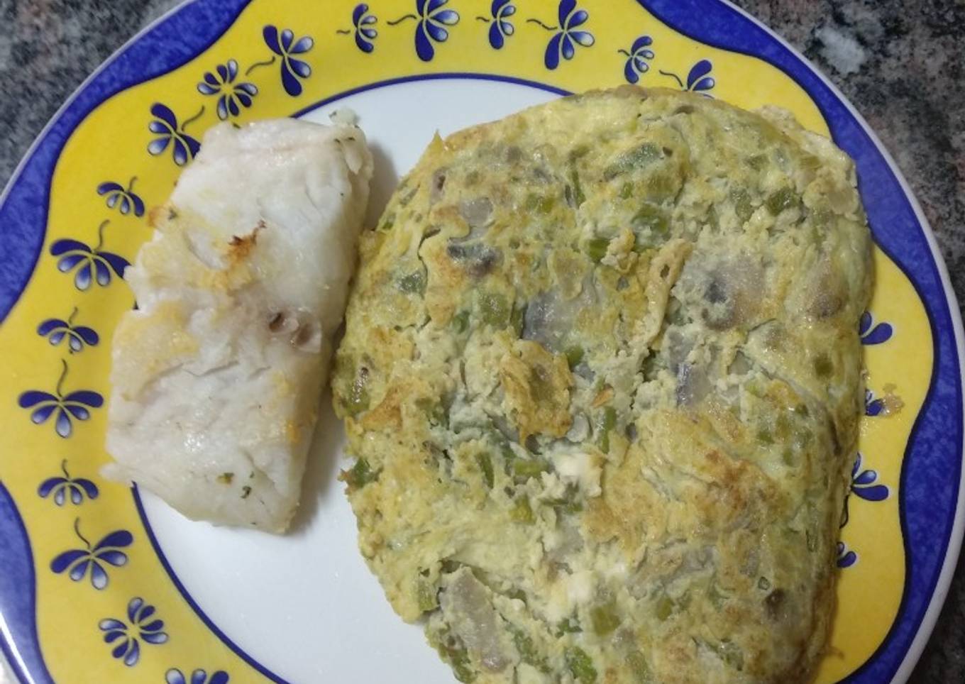 Tortilla de espárragos y champiñones con merluza a la plancha