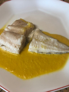 Una foto de Merluza al vapor con crema de ajo y jerez (Mambo/Thermomix)