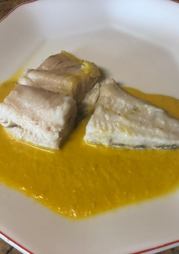 Una foto de Merluza al vapor con crema de ajo y jerez (Mambo/Thermomix)