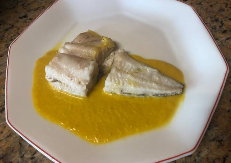 Merluza al vapor con crema de ajo y jerez (Mambo/Thermomix)