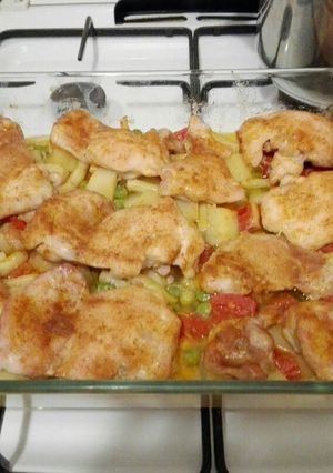 Sült csirkecomb, zöldségágyon recept fotója
