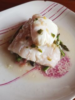 Una foto de Bacalao con espárragos