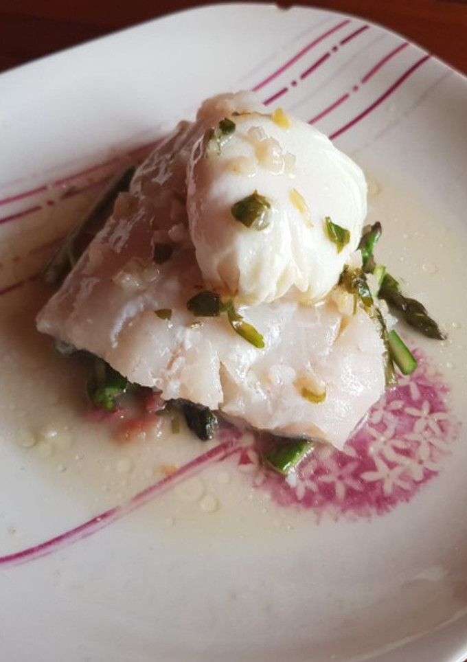 Una foto de Bacalao con espárragos