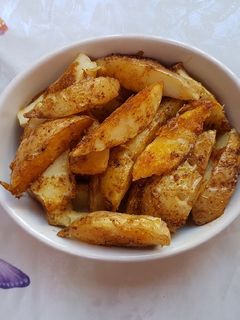 Una foto de Patatas a gajos con aliño 🥣