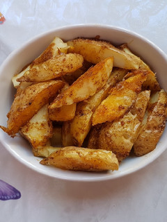 Una foto de Patatas a gajos con aliño 🥣