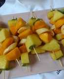Brochetas de frutas de estación con hierbabuena