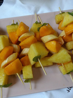 Una foto de Brochetas de frutas de estación con hierbabuena