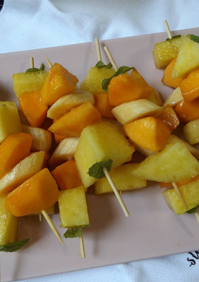 Una foto de Brochetas de frutas de estación con hierbabuena