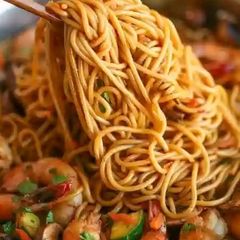 A picture of Chinese noodles.