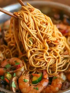 A picture of Chinese noodles.