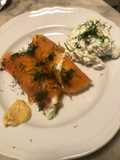 Involtini di carpaccio di salmone ripieni di tzaziki cacik