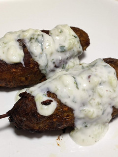 Foto principal de Koftas turcas con salsa de yogur