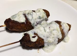 Una foto de Koftas turcas con salsa de yogur
