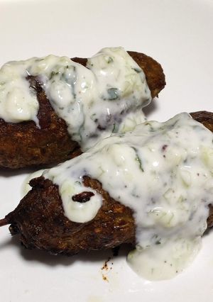 Una foto de Koftas turcas con salsa de yogur