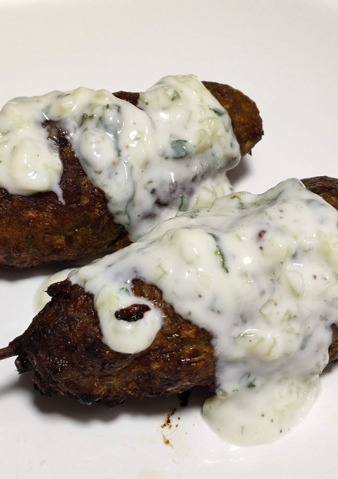 Una foto de Koftas turcas con salsa de yogur