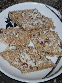 तिल गुड़ बर्फी (Til gur barfi recipe in hindi) रेसिपी मुख्य फोटो