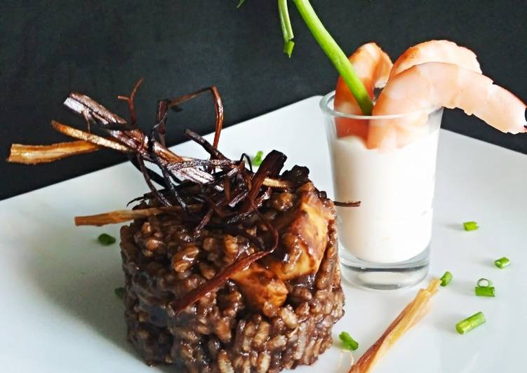 Arroz negro, crujiente de puerro y langostinos alioli