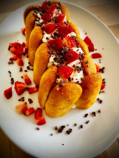 Una foto de Pastel de soletillas, nata y mousse de chocolate