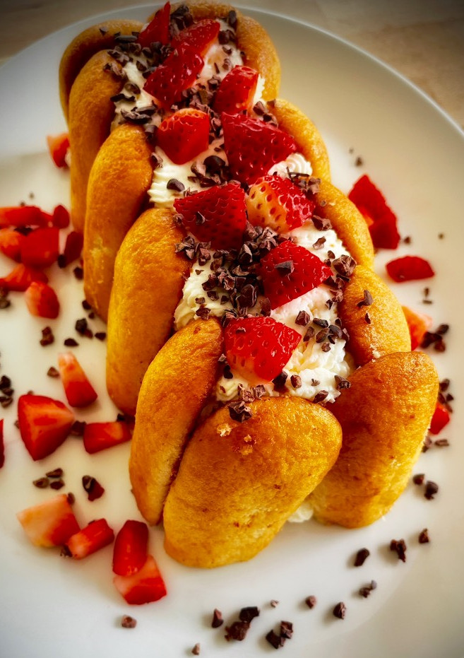 Una foto de Pastel de soletillas, nata y mousse de chocolate