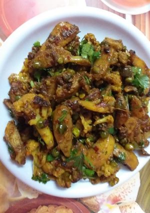 आलू, गोभी, मटर की सब्जी (aloo gobhi matar ki sabzi recipe in Hindi) रेसिपी मुख्य फोटो