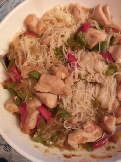 Una foto de Fideos de arroz con pollo
